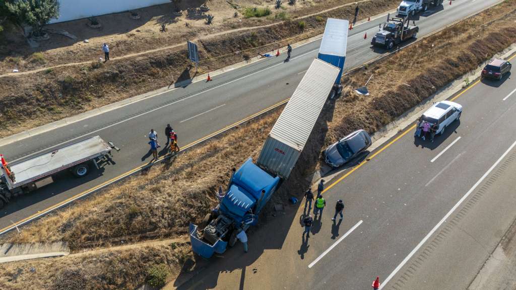 TRACTOCAMIÓN Y VEHÍCULOS INVOLUCRADOS EN EL ACCIDENTE.