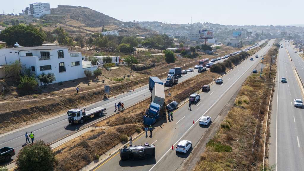 TRACTOCAMIÓN Y VEHÍCULOS INVOLUCRADOS EN EL ACCIDENTE.