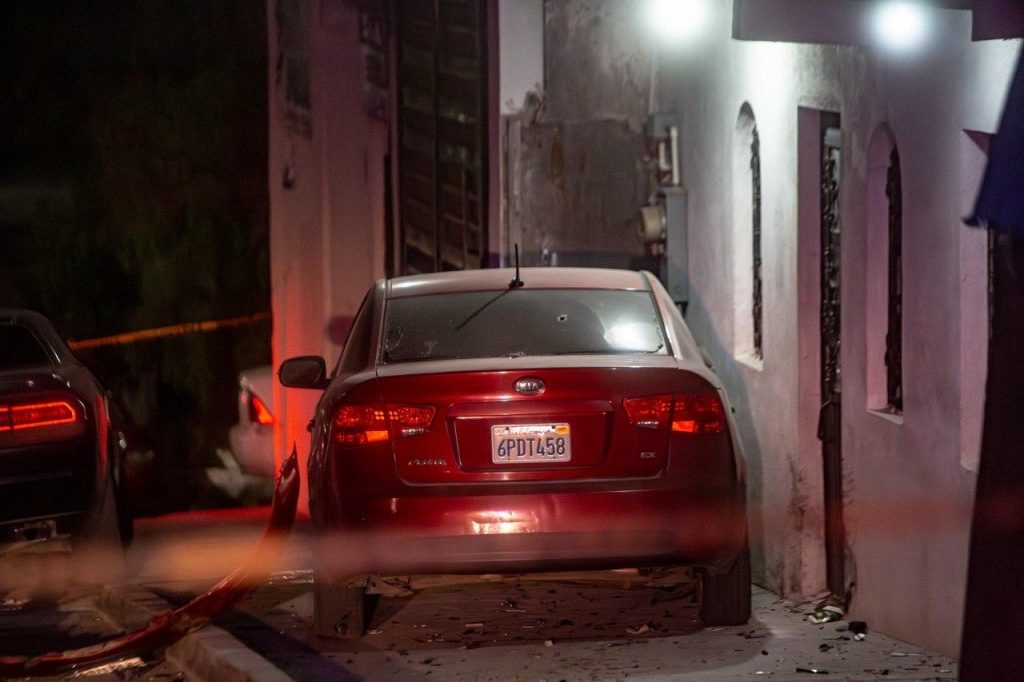VEHÍCULO TERMINÓ INCRUSTADO EN UN DOMICILIO.