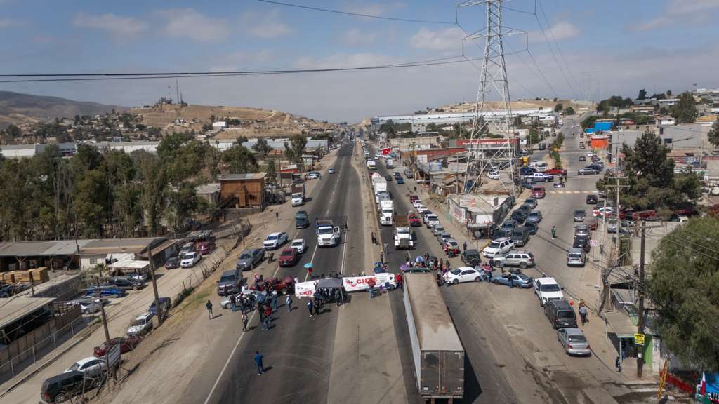 BLOQUEO DE CNTE Y RESIDENTES DE MACLOVIO ROJAS EN LA CARRETERA LIBRE TIJUANA-TECATE.