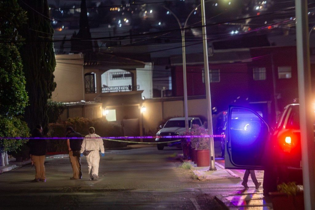 Elementos de la Fiscalía General del Estado y personal de Servicios Periciales realizando el procesamiento de la escena e iniciaron la investigación para esclarecer el homicidio.
