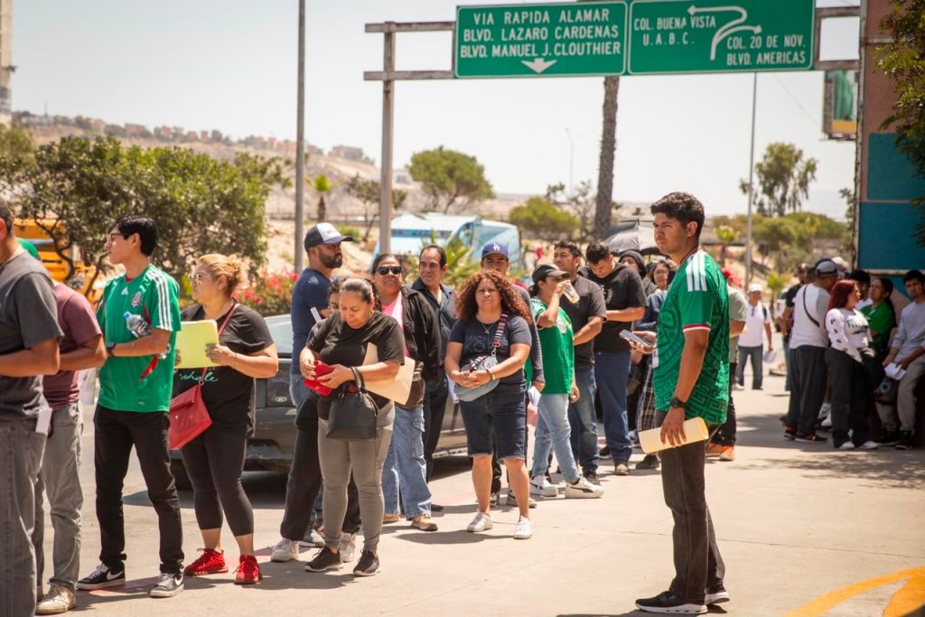 Largas filas en Subrecaudación de Rentas del Estado en Vía Rápida Oriente para tramite vehicular.