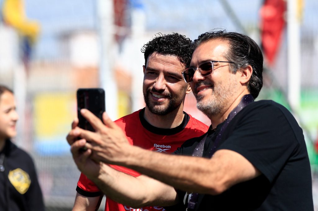 Ignacio Rivero tomándose fotos con los aficionados de Xolos en la Guarida Xoloitzcuintle.