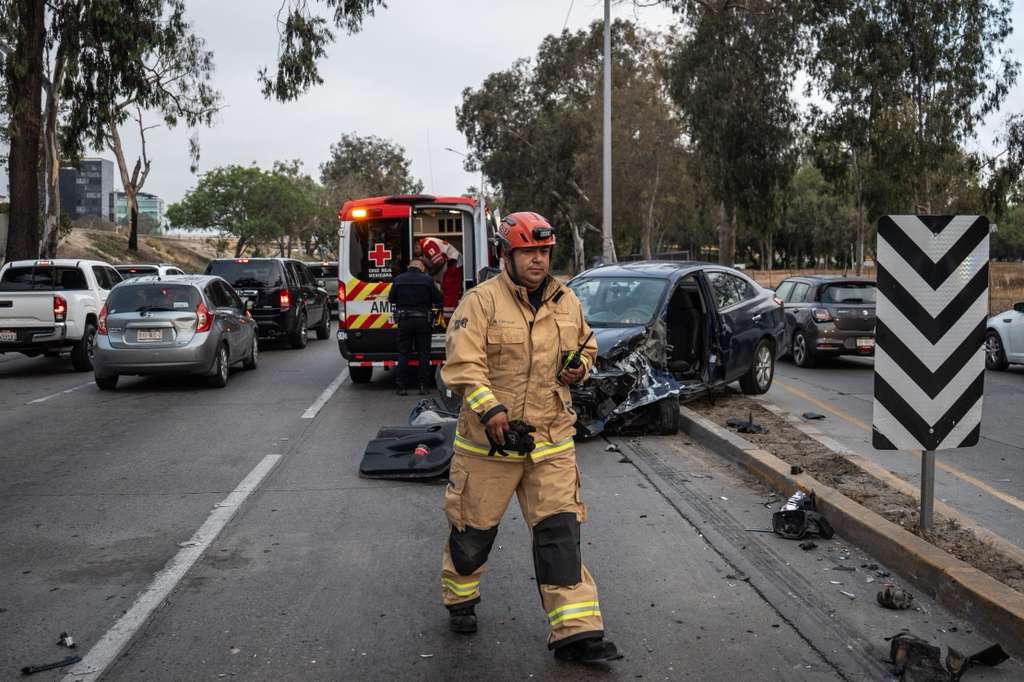 CONDUCTOR QUEDA ATRAPADO TRAS CHOQUE MÚLTIPLE EN VÍA RÁPIDA ORIENTE.
