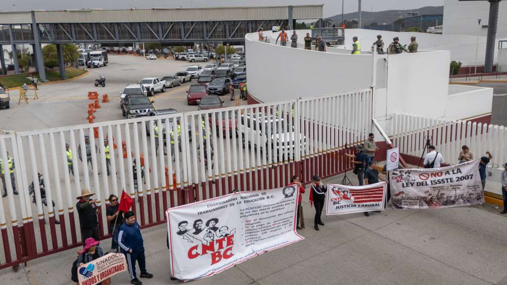 DOCENTES DE LA CNTE BLOQUEAN ACCESO A MÉXICO EN LA GARITA EL CHAPARRAL.