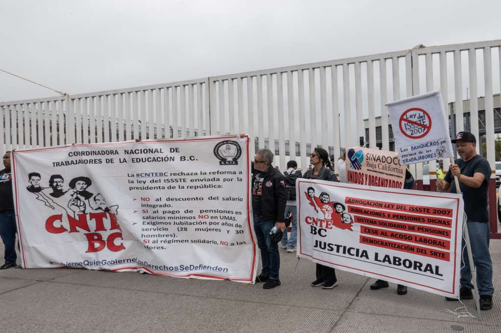 DOCENTES EXIGEN RESPUESTAS A SUS DEMANDAS.