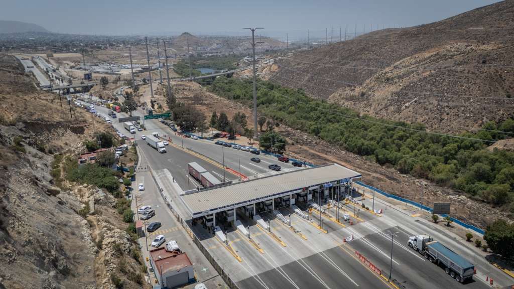 DOCENTES DE LA CNTE REALIZAN LIBERACIÓN DE CASETAS EN LA CARRETERA TIJUANA–MEXICALI