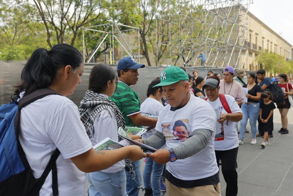 FICHAS DE DESAPARECIDOS CERCA DEL FIFA FAN FEST.