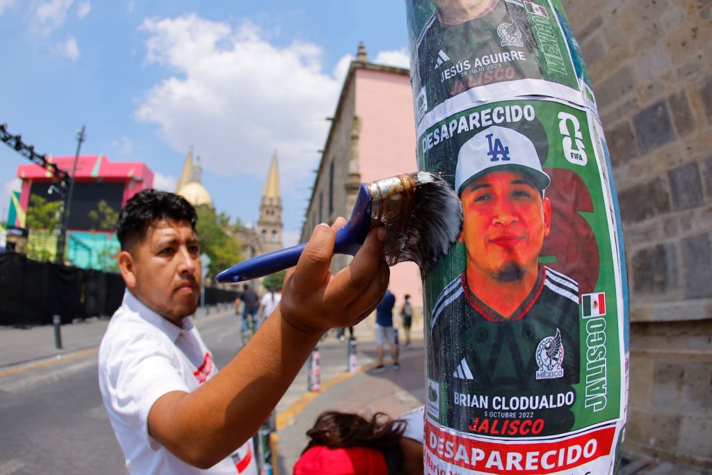FICHAS DE DESAPARECIDOS CERCA DEL FIFA FAN FEST.