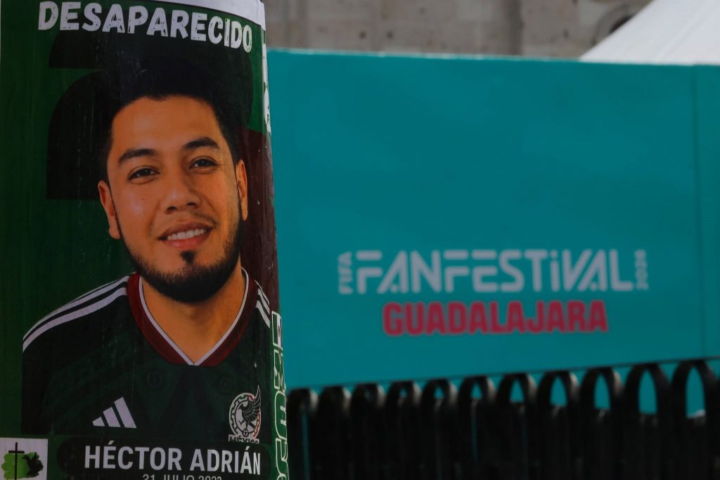 FICHAS DE DESAPARECIDOS CERCA DEL FIFA FAN FEST.