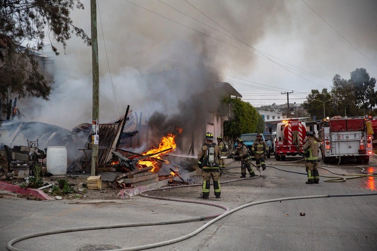 FUEGO CONSUME CASA DE MADERA Y LÁMINA EN SAN ÁNGEL