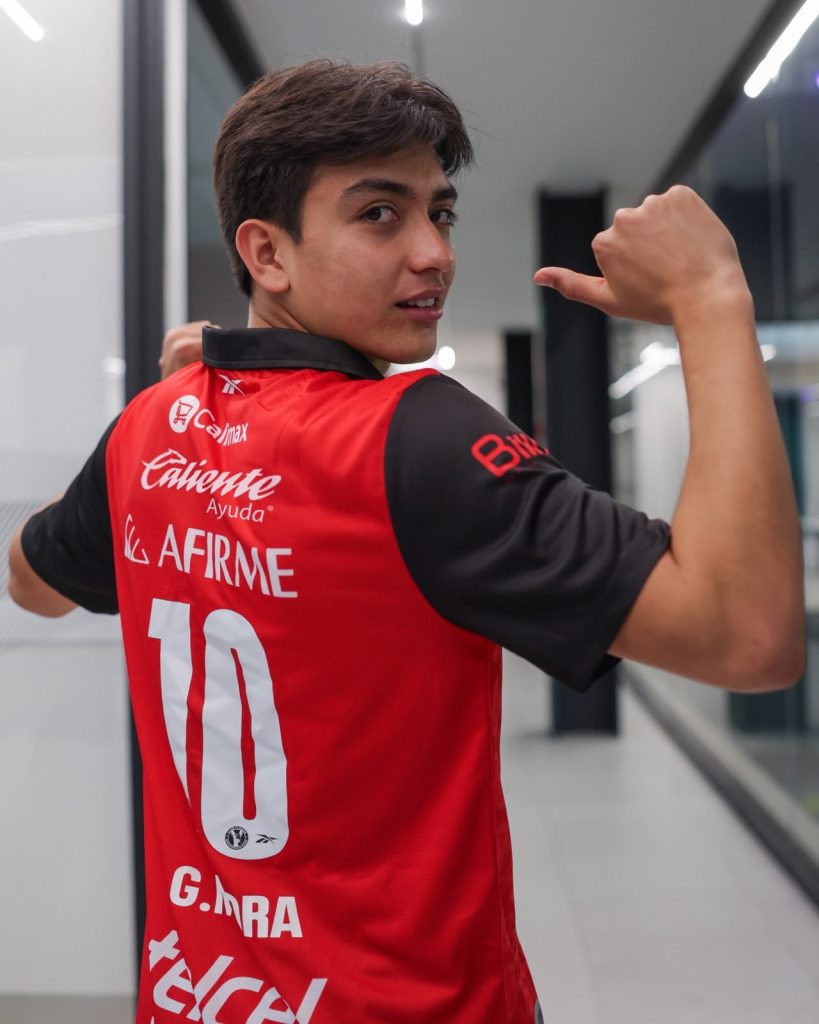 Gilberto Mora posando con la jersey de xolos con el numero 10-