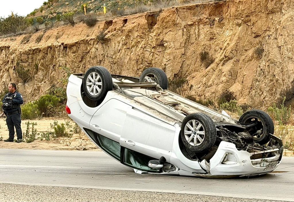 Carro afectado tras choque en bulevar 2000.