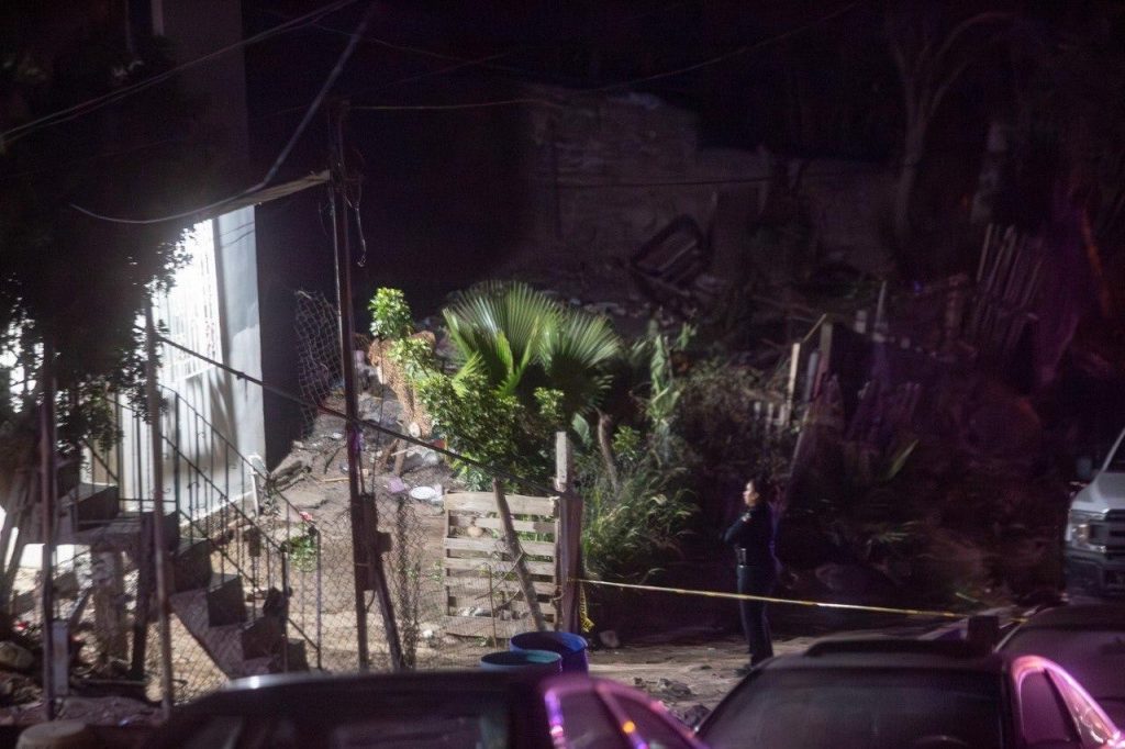 Autoridades en la escena del crimen del ataque armado en Rosarito.