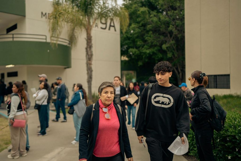 FAMILIARES ACOMPAÑARON A LOS ESTUDIANTES.