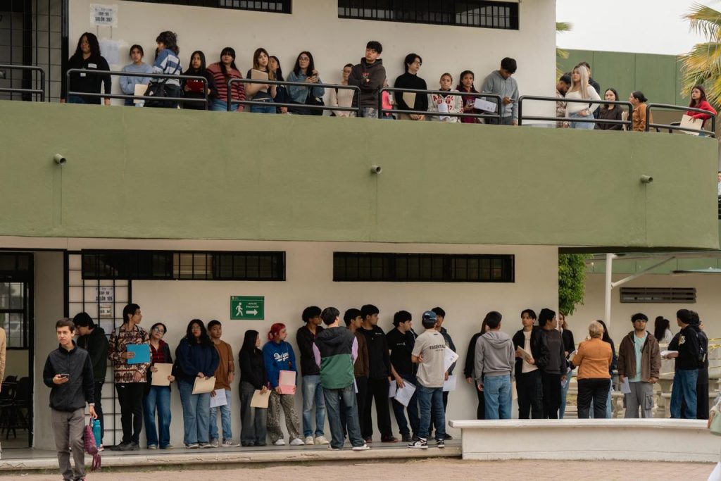 JÓVENES BUSCAN UN ESPACIO EN DISTINTAS CARRERAS.