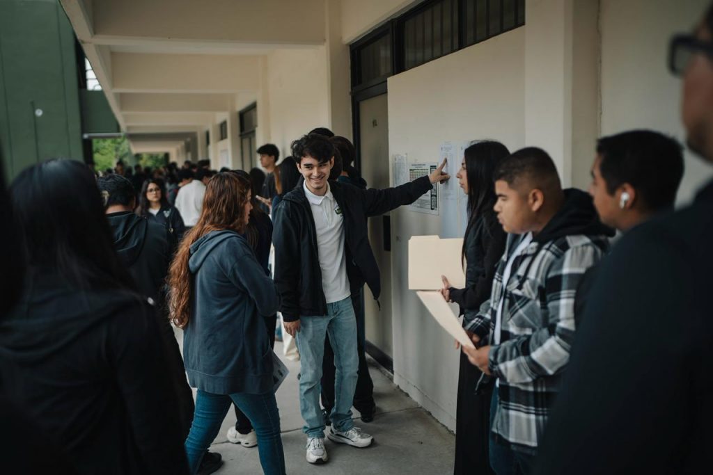 BUSCAN UN LUGAR PARA EL PRÓXIMO CICLO ESCOLAR EN UABC.