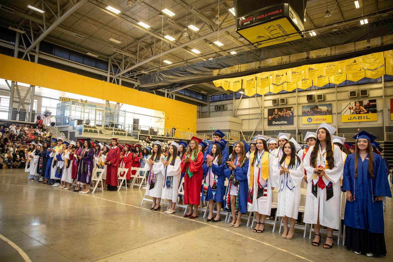 ESTUDIANTES TRANSFRONTERIZOS CELEBRAN SU GRADUACIÓN EN TIJUANA