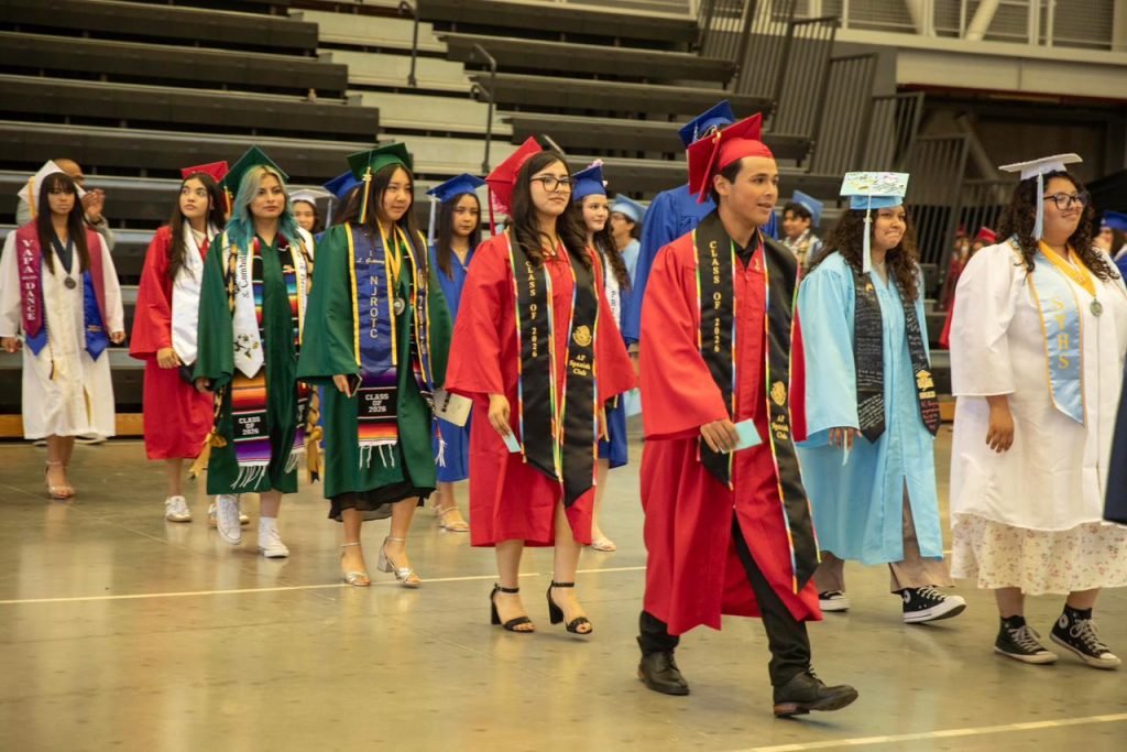 ESTUDIANTES TRANSFRONTERIZOS CELEBRAN SU GRADUACIÓN EN TIJUANA.