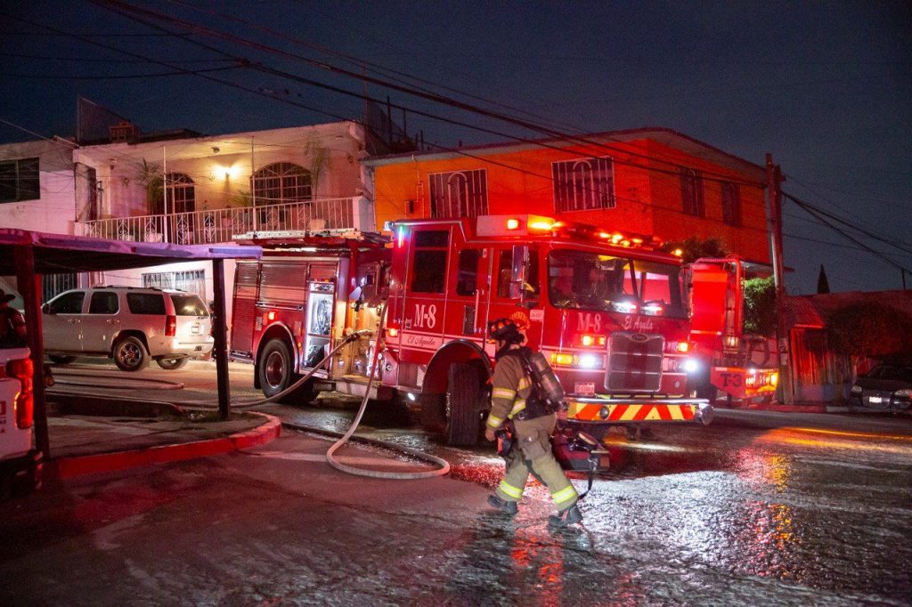 BOMBEROS EVITARON LA PROPAGACIÓN DEL INCENDIO.