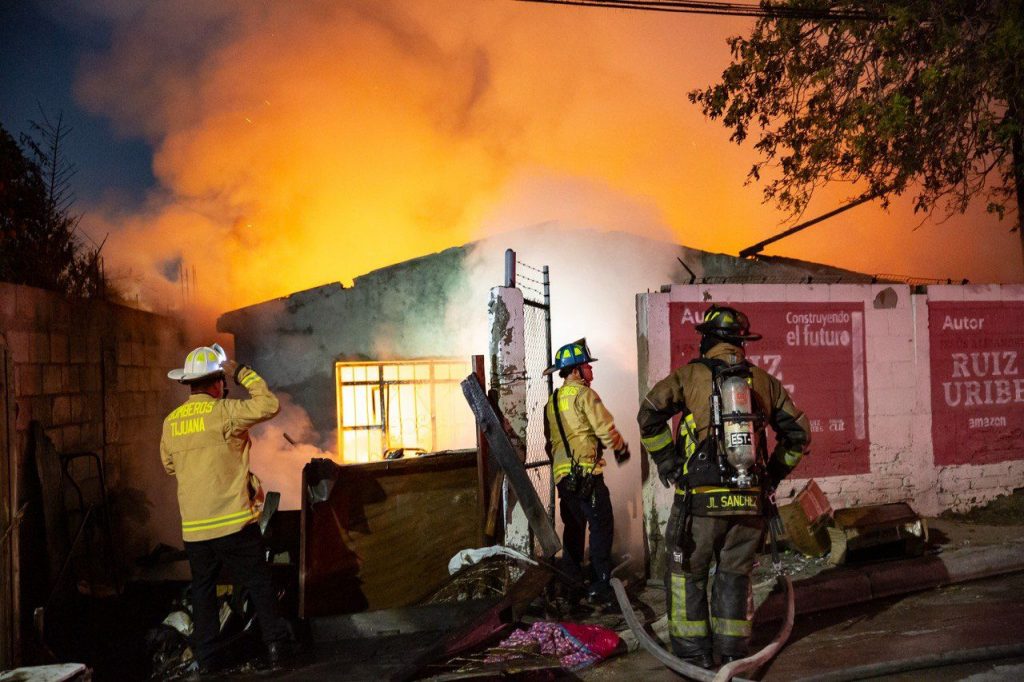BOMBEROS EVITARON LA PROPAGACIÓN DEL INCENDIO.