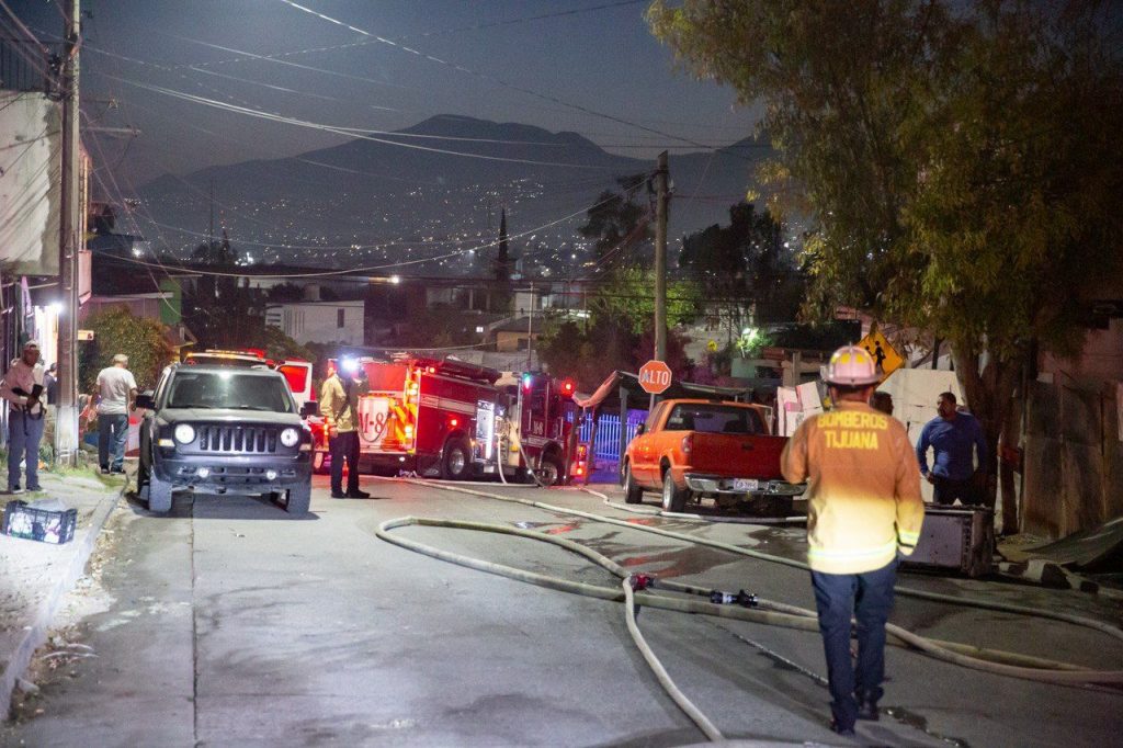 BOMBEROS EVITARON LA PROPAGACIÓN DEL INCENDIO.