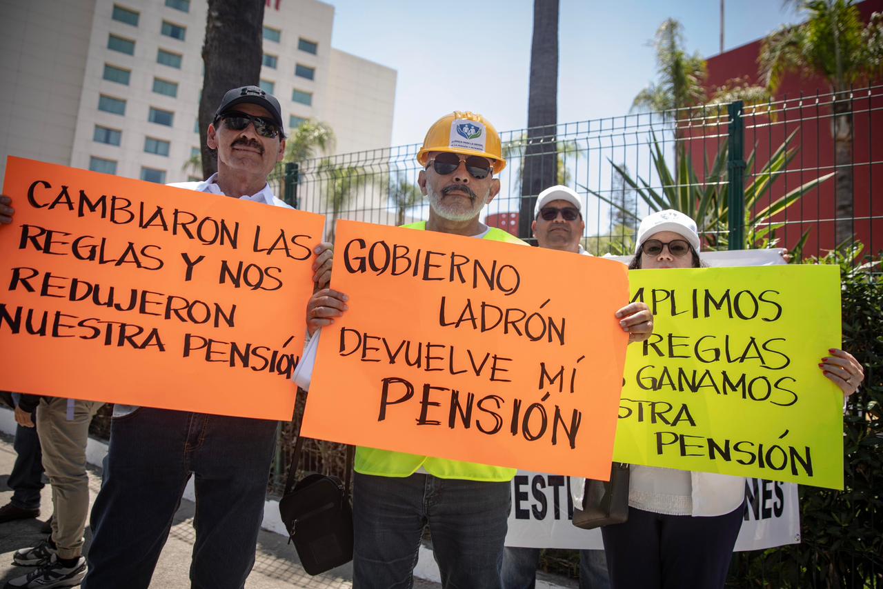 JUBILADOS DE CFE SE MANIFIESTAN PARA EXIGIR LA RESTITUCIÓN DE SUS PENSIONES