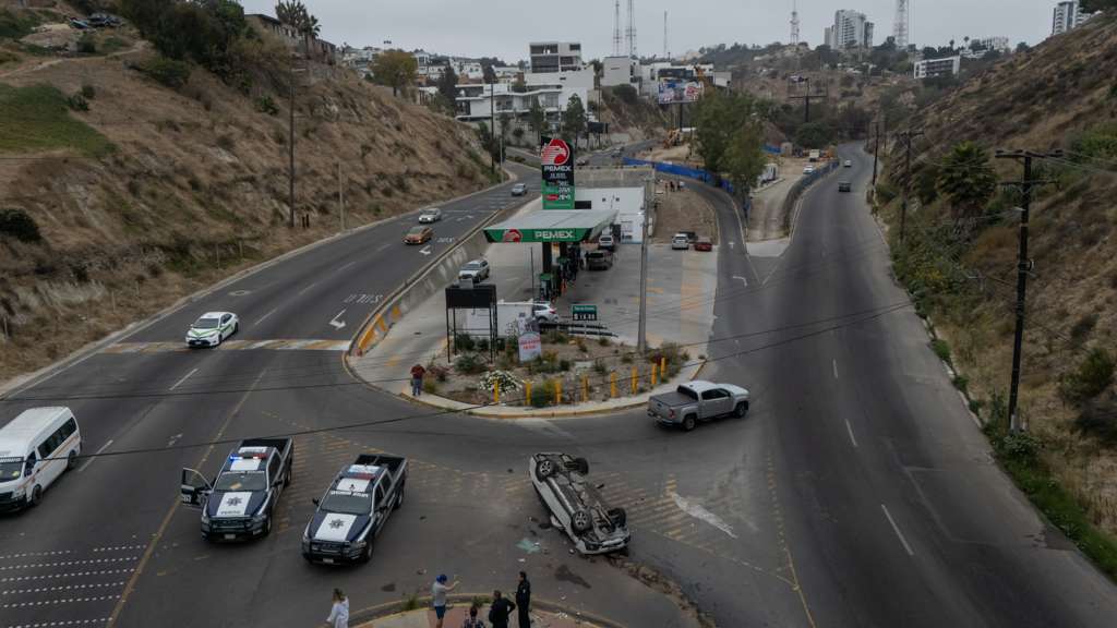 VOLCADURA EN EL BULEVAR FUNDADORES; AUTOMOVILISTA RESULTA ILESO.