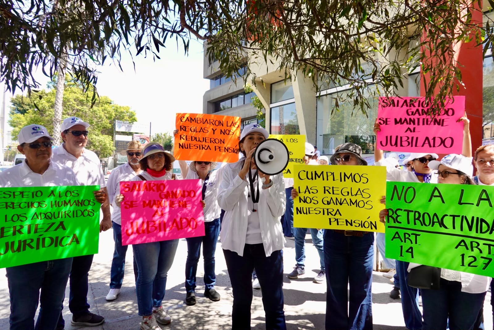 JUBILADOS DE CFE EXIGEN QUE AVANCEN SUS AMPAROS