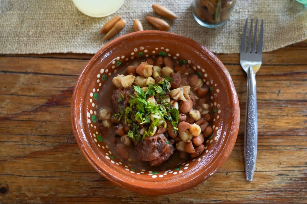 Caldo Kumiai, elaborado con maíz, frijol y cola de res.