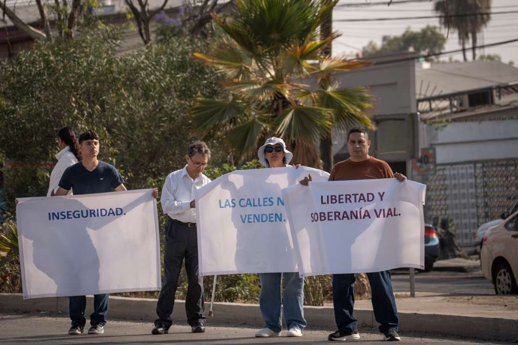 Residentes de Otay manifestándose en contra de la Supervía Elevada Sube-T.