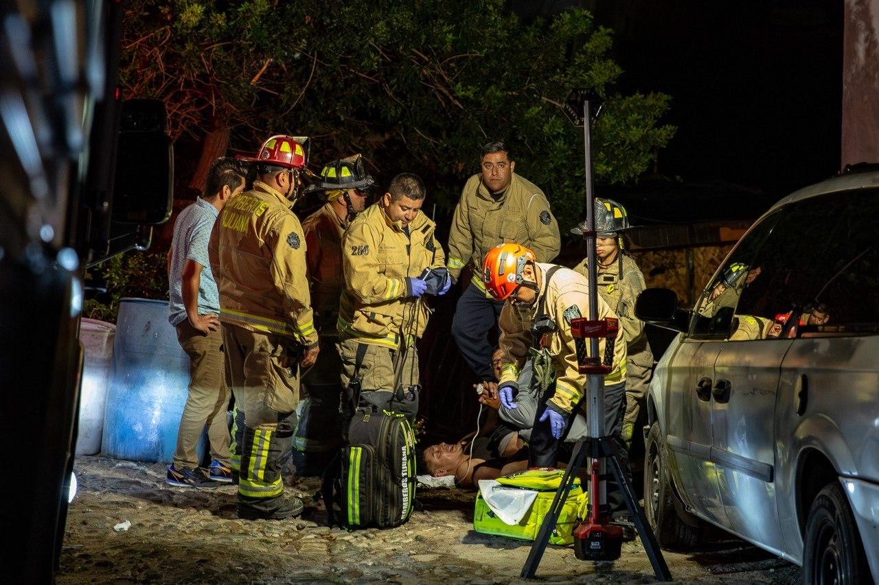 HOMBRE EN APARENTE ESTADO DE EBRIEDAD CAE DE TECHO