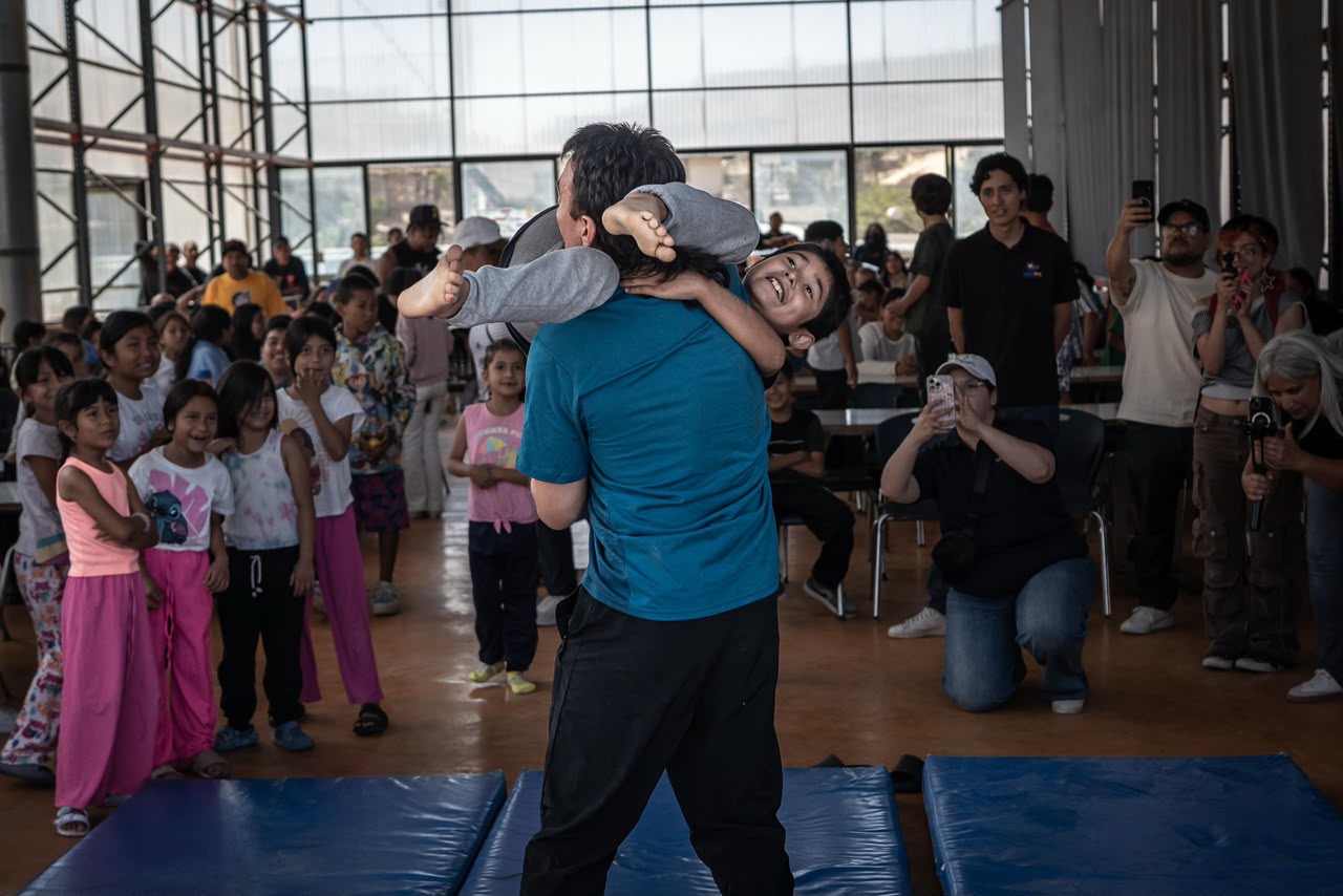 LLEVAN LUCHA LIBRE, COMIDA Y JUGUETES A NIÑOS DEL ALBERGUE EMBAJADORES DE JESÚS
