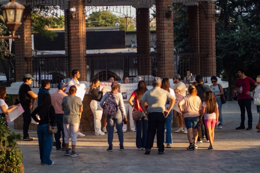 Manifestantes protestan ante la violencia en Tecate en el parque Miguel Hidalgo.