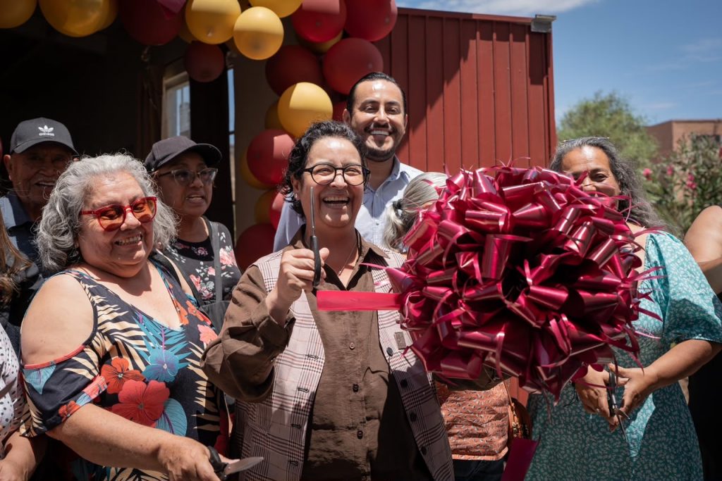Roció Adame cortando el listón del centro comunitario "Bello Amanecer" en colonia La Mina.