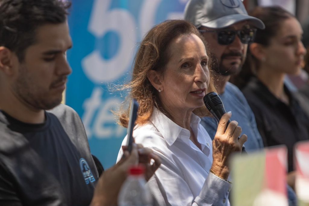 Gabriela de la Fuente, directora del Club Hípico Caliente, informando acerca de las actividades Jockey club para esta edición.