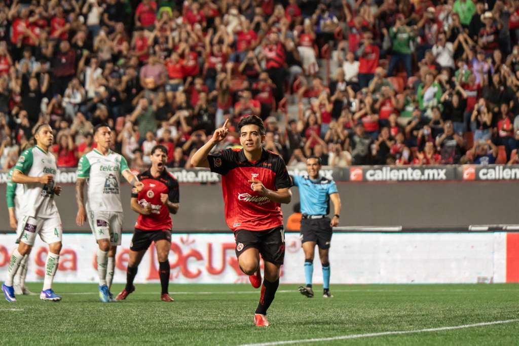 Gil Mora celebrando su primer gol del torneo.