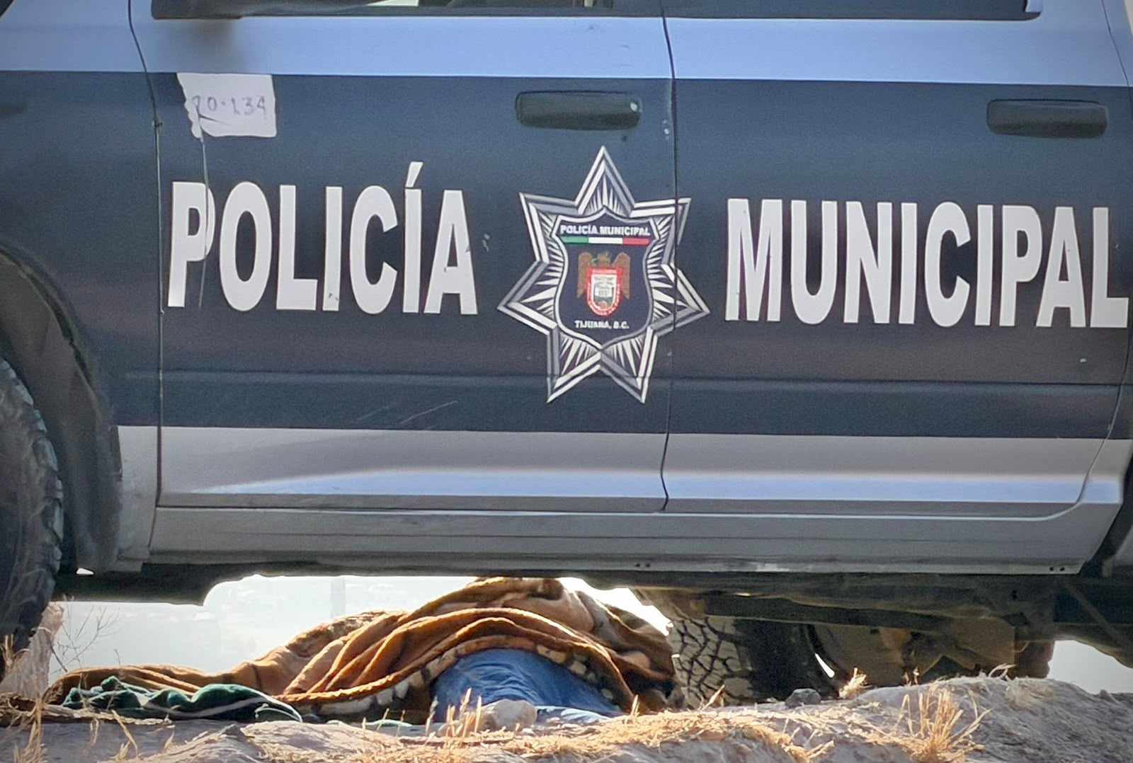 LOCALIZAN CUERPO ENVUELTO EN COBIJA EN COLONIA FLORIDO