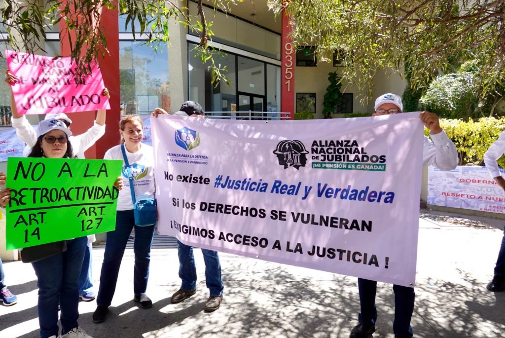 Jubilados de la CFE manifestándose fuera de la Casa de los Saberes Jurídicos en Tijuana.