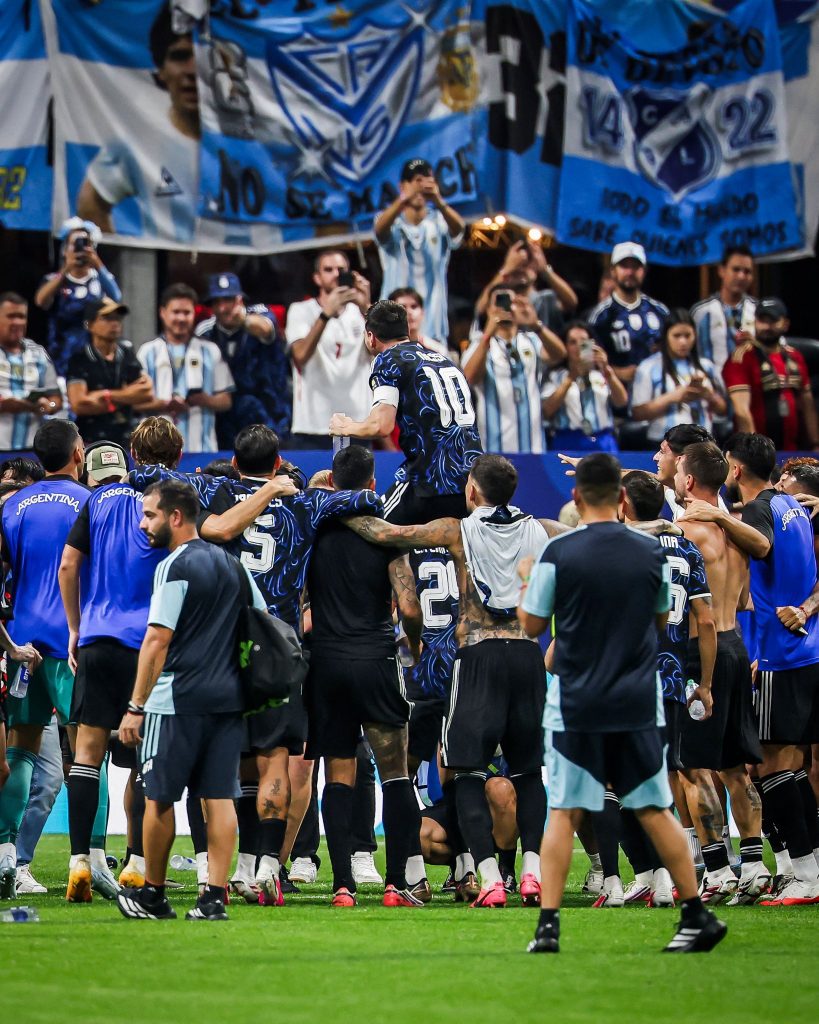 Jugadores de Argentina alzando a Lionel Messi en la celebración tras la victoria ante Inglaterra.