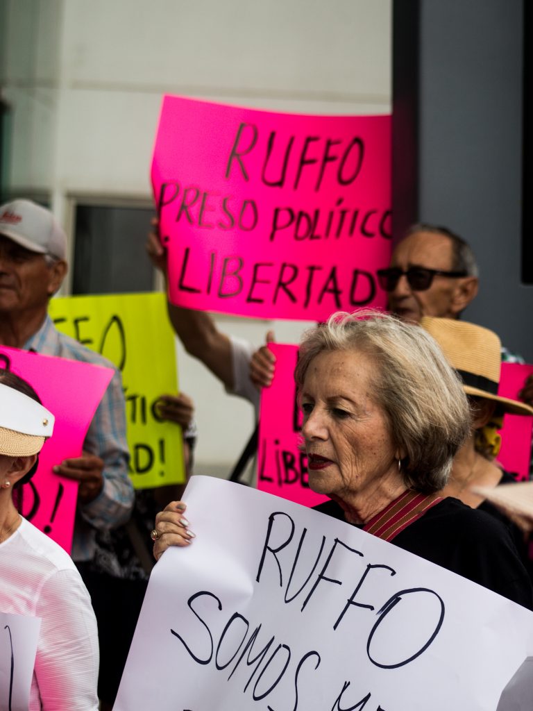 Ciudadanos ensenadenses y simpatizantes del partido Somos México exigiendo la liberación de Ernesto Ruffo. 