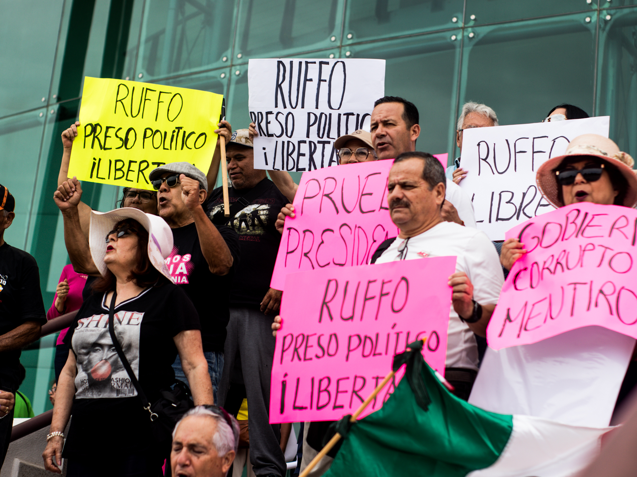 SIMPATIZANTES DE ERNESTO RUFFO EXIGEN SU LIBERACIÓN EN ENSENADA