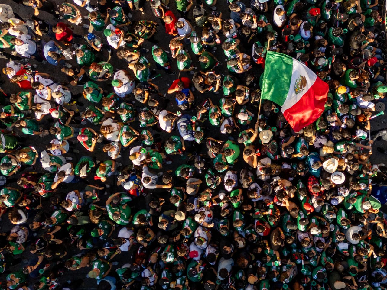 LA AVENIDA REVOLUCIÓN SE PINTÓ DE VERDE; LA DERROTA NO AGÜITÓ A MÉXICO
