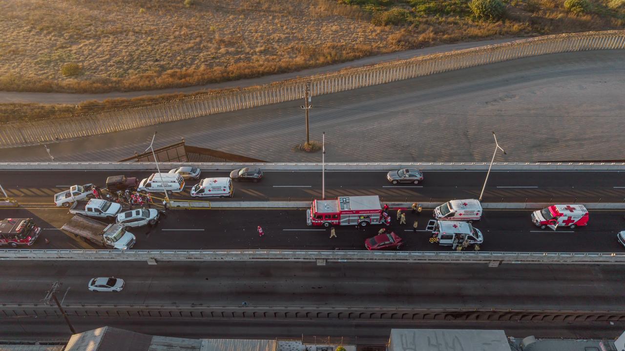 APARATOSO CHOQUE EN VIADUCTO ELEVADO; HAY CINCO PERSONAS HOSPITALIZADAS