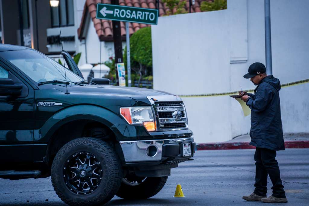 Elementos de la Fiscalía General del Estado procesando la escena del accidente entre camioneta y motociclista.