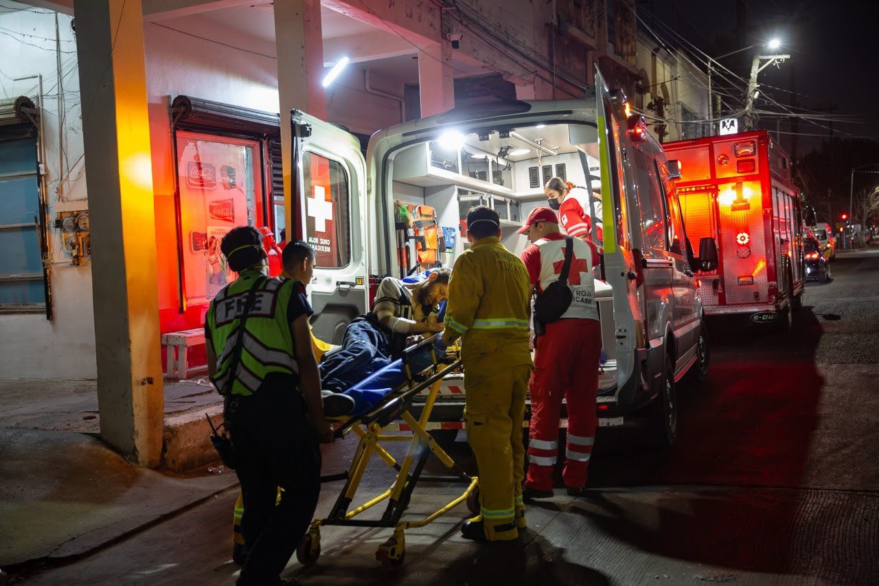 HOMBRE ES REANIMADO TRAS PRESUNTA SOBREDOSIS AL INTERIOR DE UNA TIENDA EN LA ZONA CENTRO DE TIJUANA