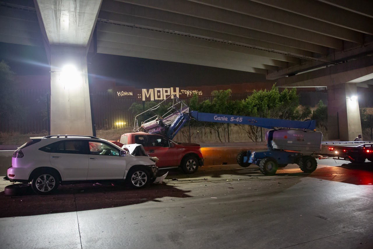 CONDUCTOR CON PRESUNTO ALIENTO ALCOHÓLICO CHOCA CONTRA UNIDADES DE MANTENIMIENTO EN EL VIADUCTO ELEVADO