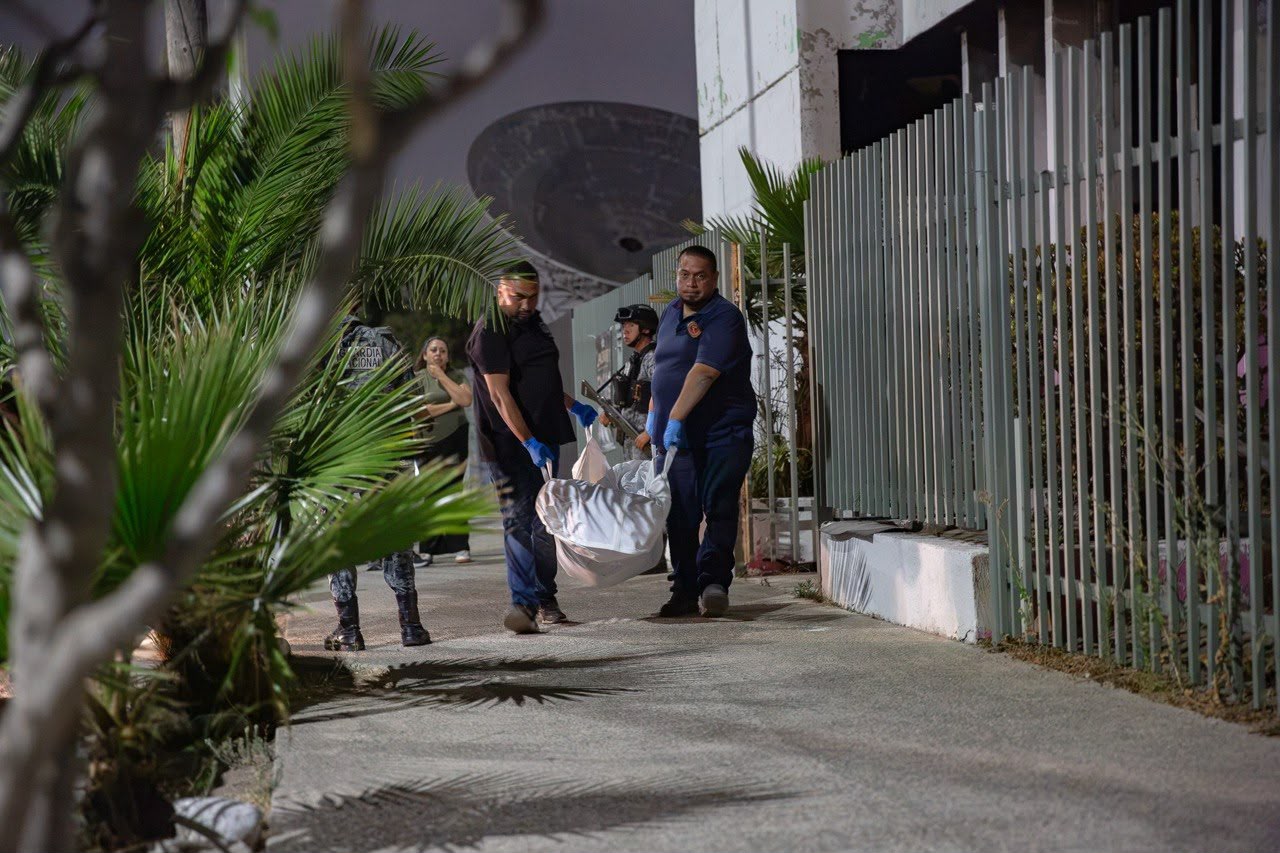 HOMBRE ES LOCALIZADO SIN VIDA CON IMPACTO DE BALA EN LA CABEZA EN PREDIO ABANDONADO DE PLAYAS DE TIJUANA