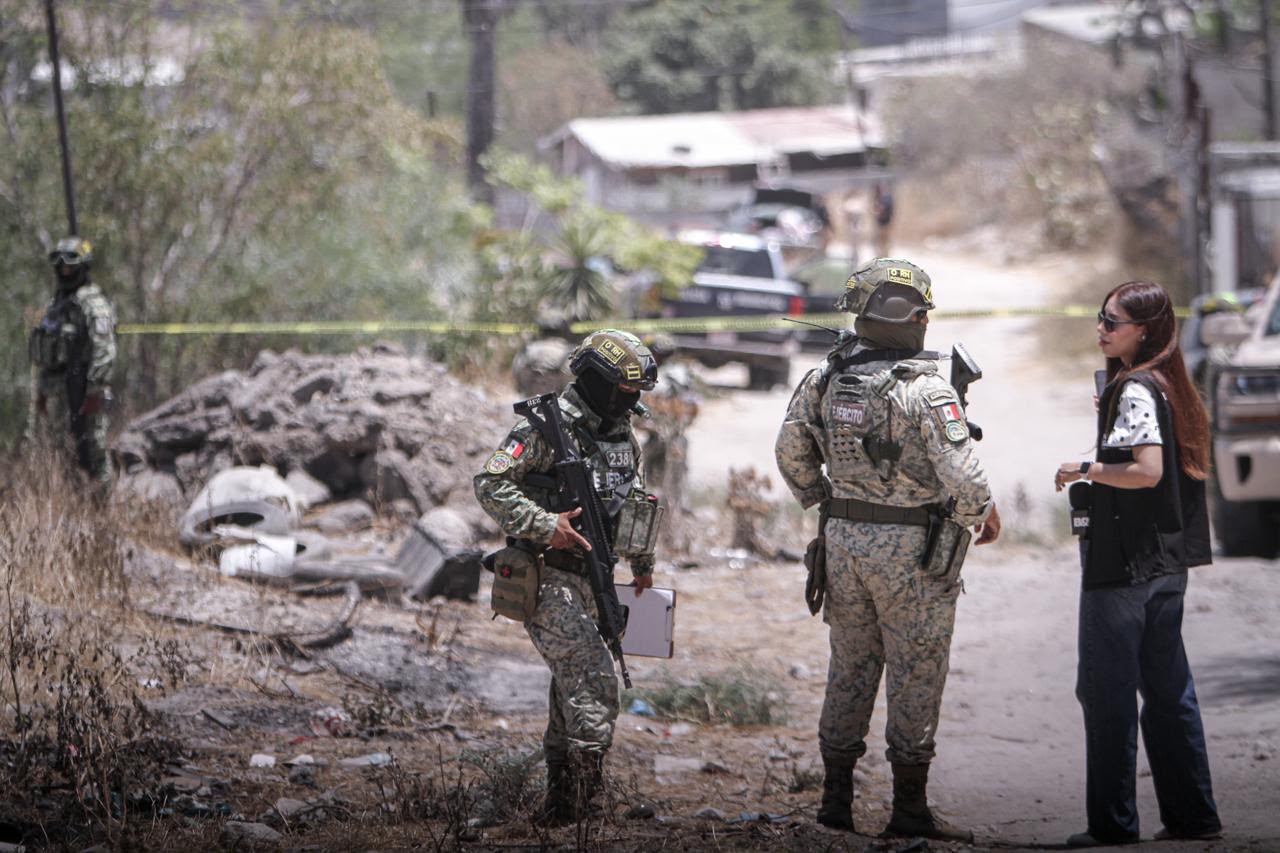 HALLAN DOS CUERPOS DENTRO DE LA CAJUELA DE UN VEHÍCULO ABANDONADO EN LA COLONIA REFORMA