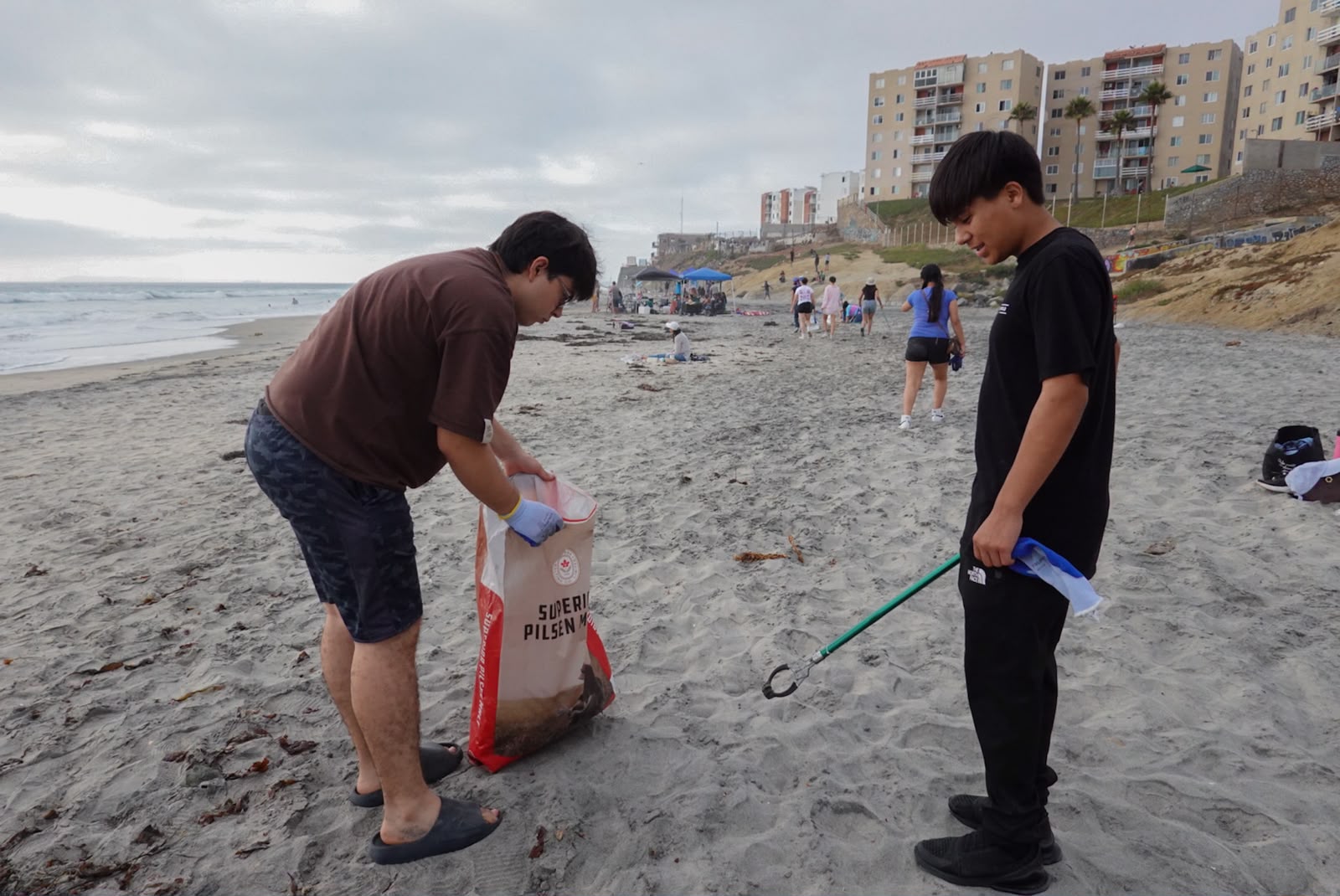 TIJUANENSES PARTICIPAN EN JORNADA DE LIMPIEZA Y RETIRAN RESIDUOS DE PLAYAS DE TIJUANA